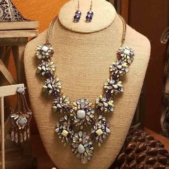 Beautiful vintage style statement necklace. - Picture 1 of 6